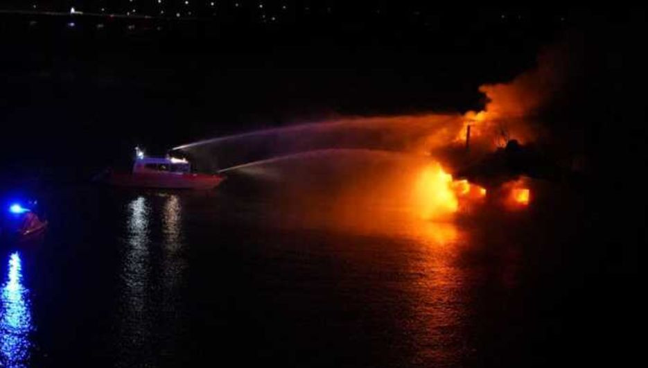 В Киеве сгорел ресторан на воде, фото