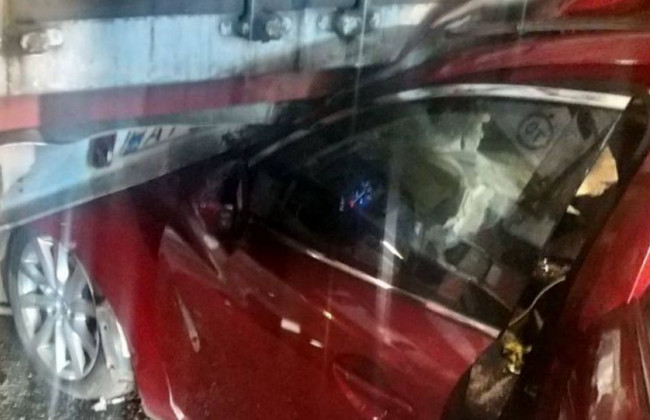 «Родились в рубашках»: в Киеве легковушка влетела под грузовик