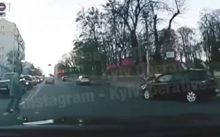 Перебежал оживленный перекресток: в Киеве заметили безумного пешехода, видео