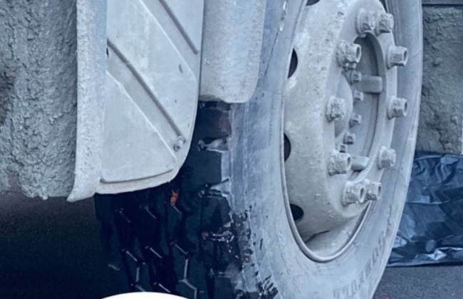 В Киеве многотонный грузовик раздавил женщину, фото