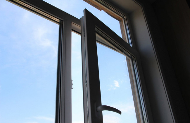 В Запорожской области мужчина выпал из окна 5-го этажа