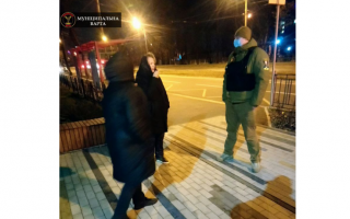 Украли растения с клумбы: в Киеве поймали дерзких воровок, фото