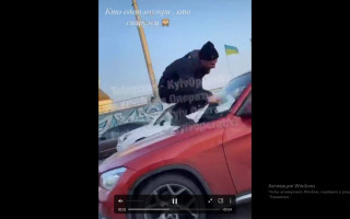 Не хватило места в салоне: в Киеве мужчина решил проехать на капоте