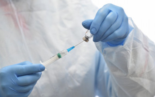 Вакцинировался — получил продукты: в Мариуполе пенсионеров будут поощрять за прививку