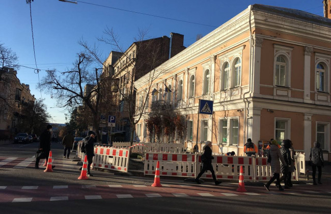 У центрі Києва встановлюють безпечні пішохідні переходи — антикишені: адреси
