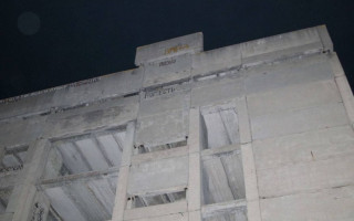 В Днепре парень на глазах у детей сорвался с крыши «заброшки»: видео