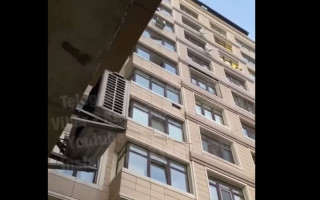 В Киеве мужчина устроил метание вещей с балкона многоэтажки, видео