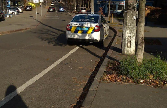 В Киеве патрульные отличились «героической парковкой»