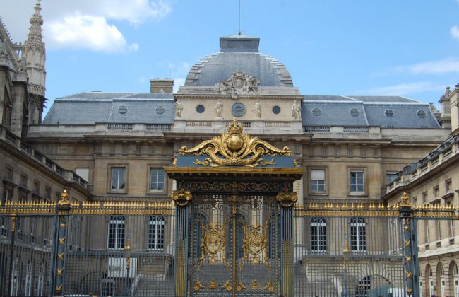 Во Франции возобновляется суд над экс-премьером Фийоном и его женой