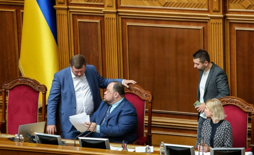 Стефанчук и Корниенко решили упразднить экспертное управление Верховной Рады, которое критиковало законопроекты «Слуг народа»
