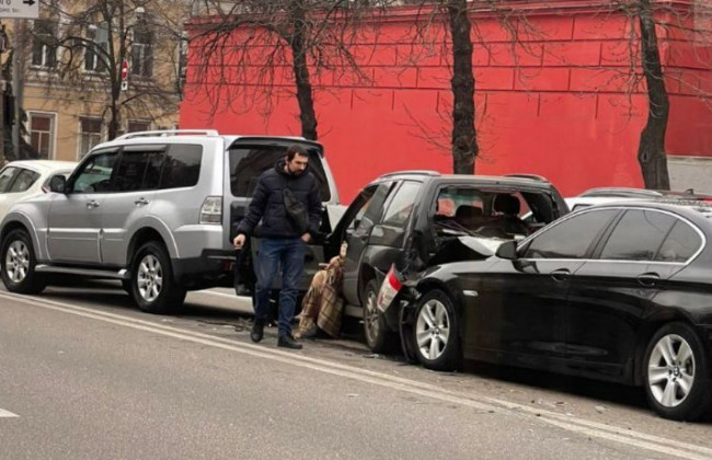 В Киеве произошло серьезное ДТП: разбиты три автомобиля, фото и видео