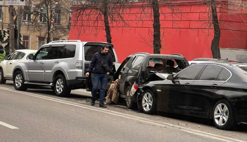 В Киеве произошло серьезное ДТП: разбиты три автомобиля, фото и видео