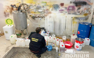 Виготовлення амфетаміну в майстерні меблів: на Київщині викрили злочинне угруповання
