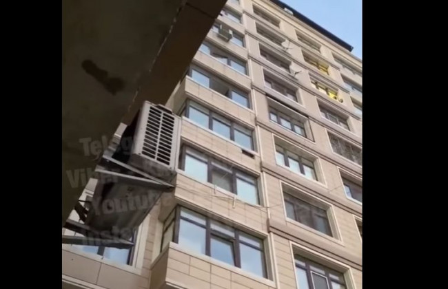 В Киеве мужчина устроил метание вещей с балкона многоэтажки, видео