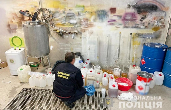 Виготовлення амфетаміну в майстерні меблів: на Київщині викрили злочинне угруповання