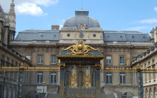 Во Франции возобновляется суд над экс-премьером Фийоном и его женой