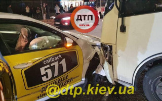 Спешите медленно: в Киеве таксист поехал на красный и спровоцировал серьезное ДТП