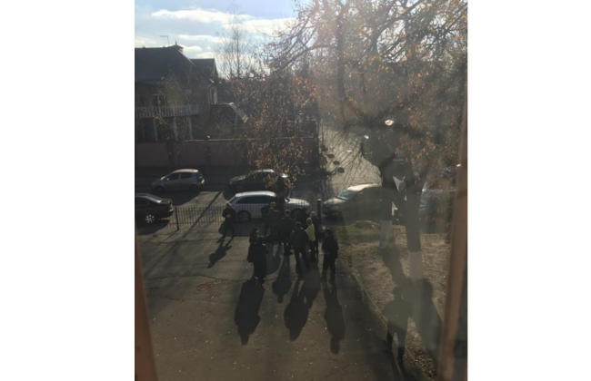 На входе в Киево-Святошинский районный суд подстрелили человека