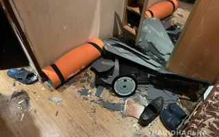 Под Киевом мужчина угрожал взорвать многоэтажку и бросался с топором на полицейских: фото и видео