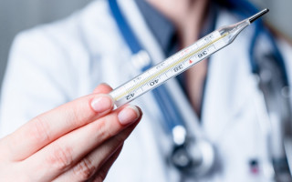 Какую температуру при коронавирусе нельзя сбивать: совет врача