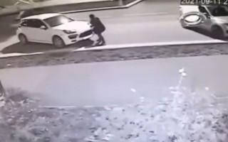 Украсть за 15 секунд: в Киеве вор вырвал фары с Porsche Cayenne, видео