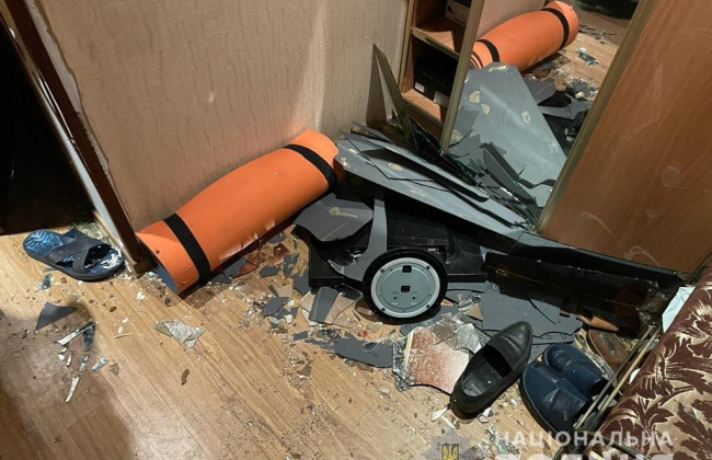 Под Киевом мужчина угрожал взорвать многоэтажку и бросался с топором на полицейских: фото и видео