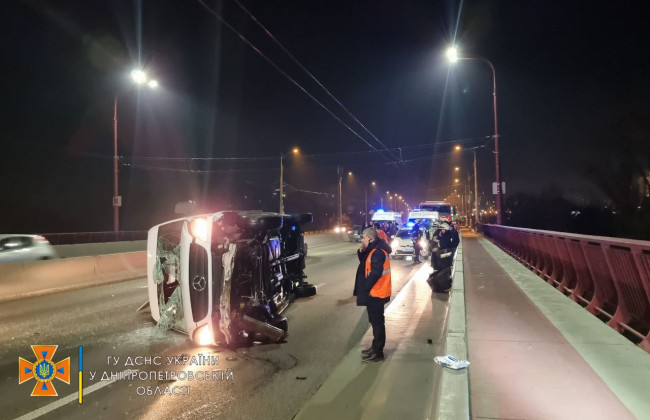 Не впорався з керуванням: у Дніпрі перекинулася маршрутка з пасажирами, відео