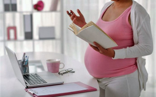 Стало відомо, чи виплатять декретні відстороненим працівникам через відмову від вакцинації