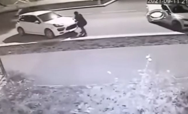 Украсть за 15 секунд: в Киеве вор вырвал фары с Porsche Cayenne, видео