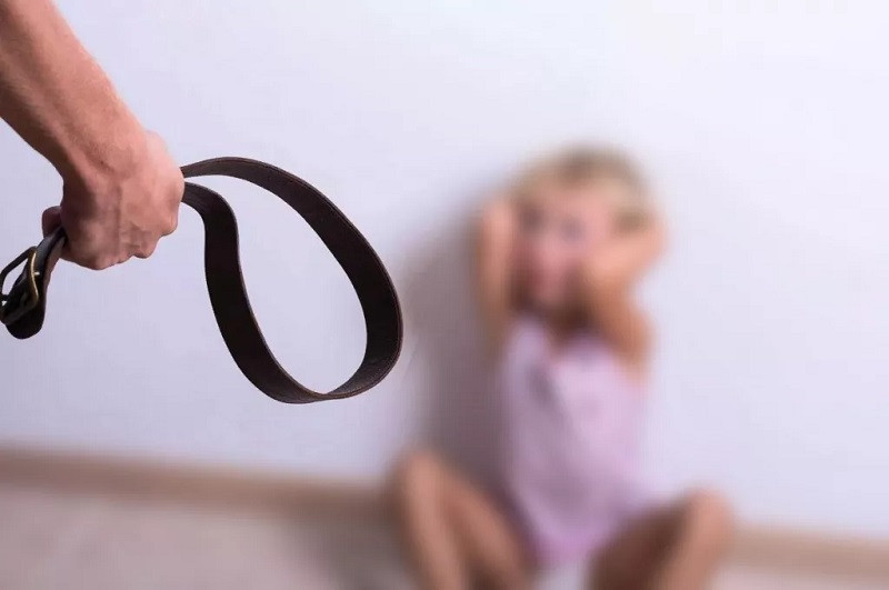 Под Днепром отца подозревают в избиении до смерти 4-летней дочери