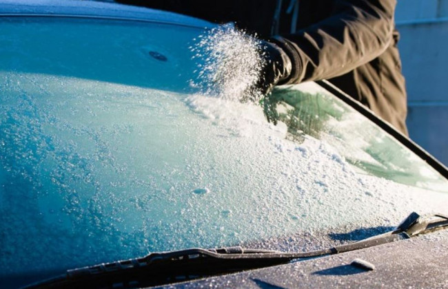 Назвали самый простой способ избавиться от льда на окнах автомобиля