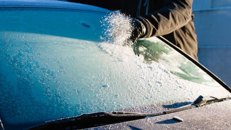 Назвали самый простой способ избавиться от льда на окнах автомобиля
