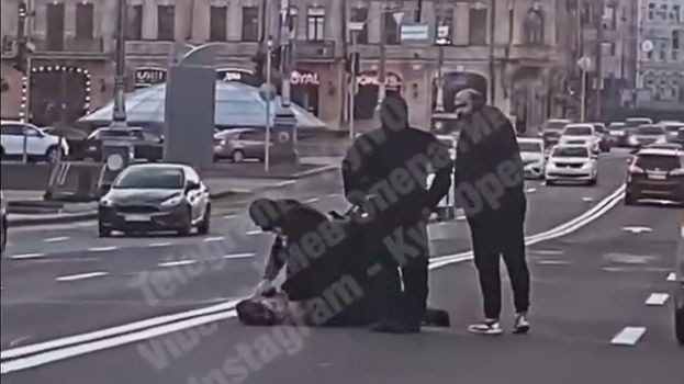 Бегал по дороге и бросался на авто: в Киеве задержали неадеквата, видео
