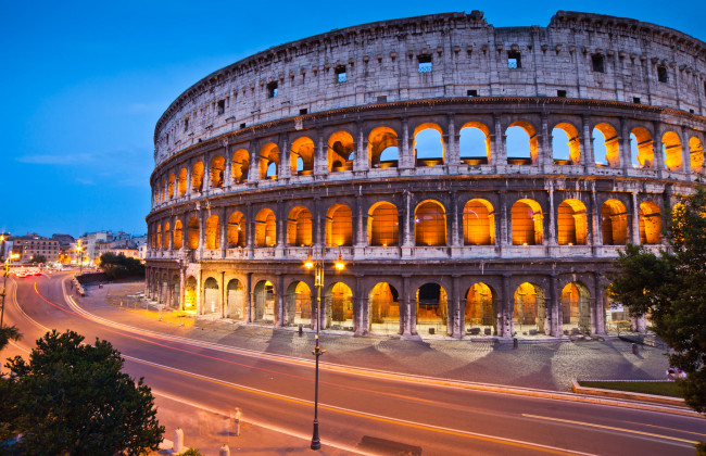 Пробрались в Колизей выпить пива: в США оштрафовали двоих туристов