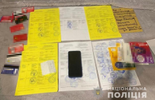 У Києві чоловік із медпрацівницею продавали COVID-сертифікати
