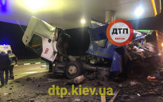 На Київщині  дві фури не розминулися та влетіли в АЗС: від удару вантажівки зім'яло, відео