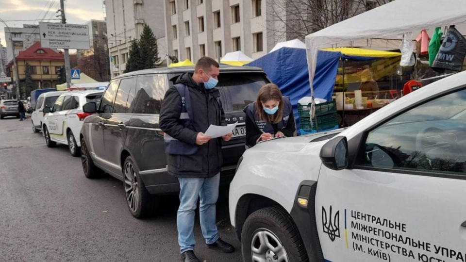 В Киеве забрали дорогой автомобиль у нарушителя-рекордсмена, видео
