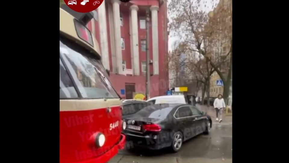 «Герой парковки» перекрыл движение трамваев в Киеве: видео