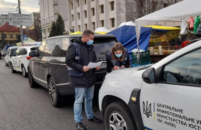 В Киеве забрали дорогой автомобиль у нарушителя-рекордсмена, видео