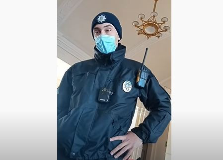 На вокзале Чернигова полицейский требовал надеть маску мужчину, который ел: видео