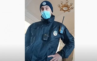 На вокзале Чернигова полицейский требовал надеть маску мужчину, который ел: видео