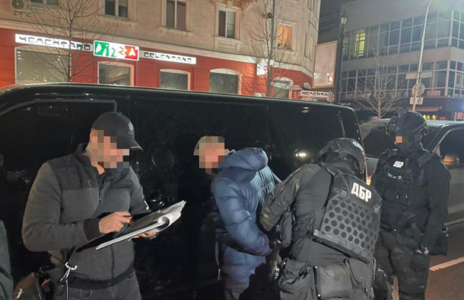 Погрожував перешкодами при забудові: директора держпідприємства спіймали на отриманні хабаря