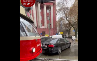 «Герой парковки» перекрыл движение трамваев в Киеве: видео
