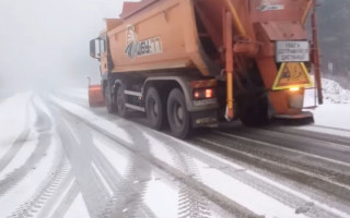 У трьох областях випав сніг: на дороги виїхала спецтехніка, відео