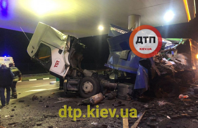 На Київщині  дві фури не розминулися та влетіли в АЗС: від удару вантажівки зім'яло, відео