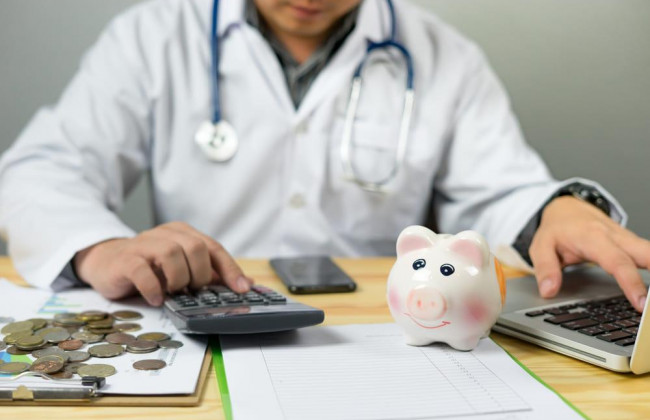 В 2022 году существенно увеличат минимальные зарплаты врачей и медперсонала: детали