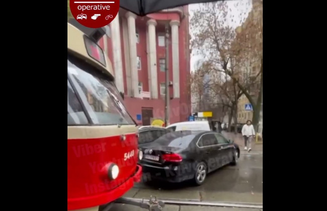 «Герой парковки» перекрыл движение трамваев в Киеве: видео