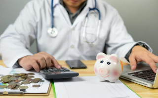 В 2022 году существенно увеличат минимальные зарплаты врачей и медперсонала: детали