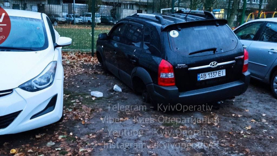 В Киеве неизвестные сняли колеса с Hyundai
