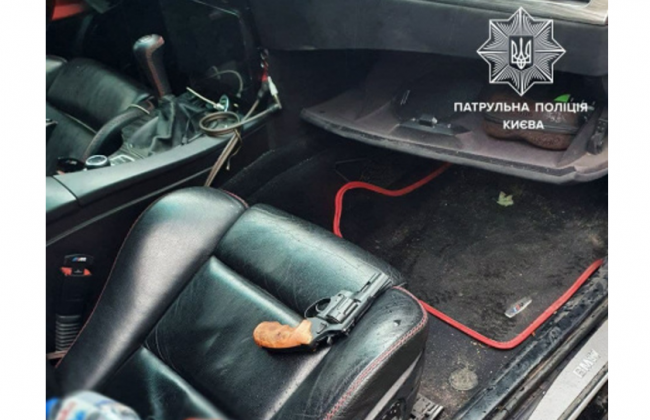 В Киеве водитель открыл стрельбу на мосту Патона: фото